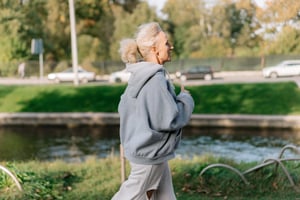 Behandlungsmöglichkeiten bei Schaufensterkrankheit: Gehtraining und Gefäßrehabilitation